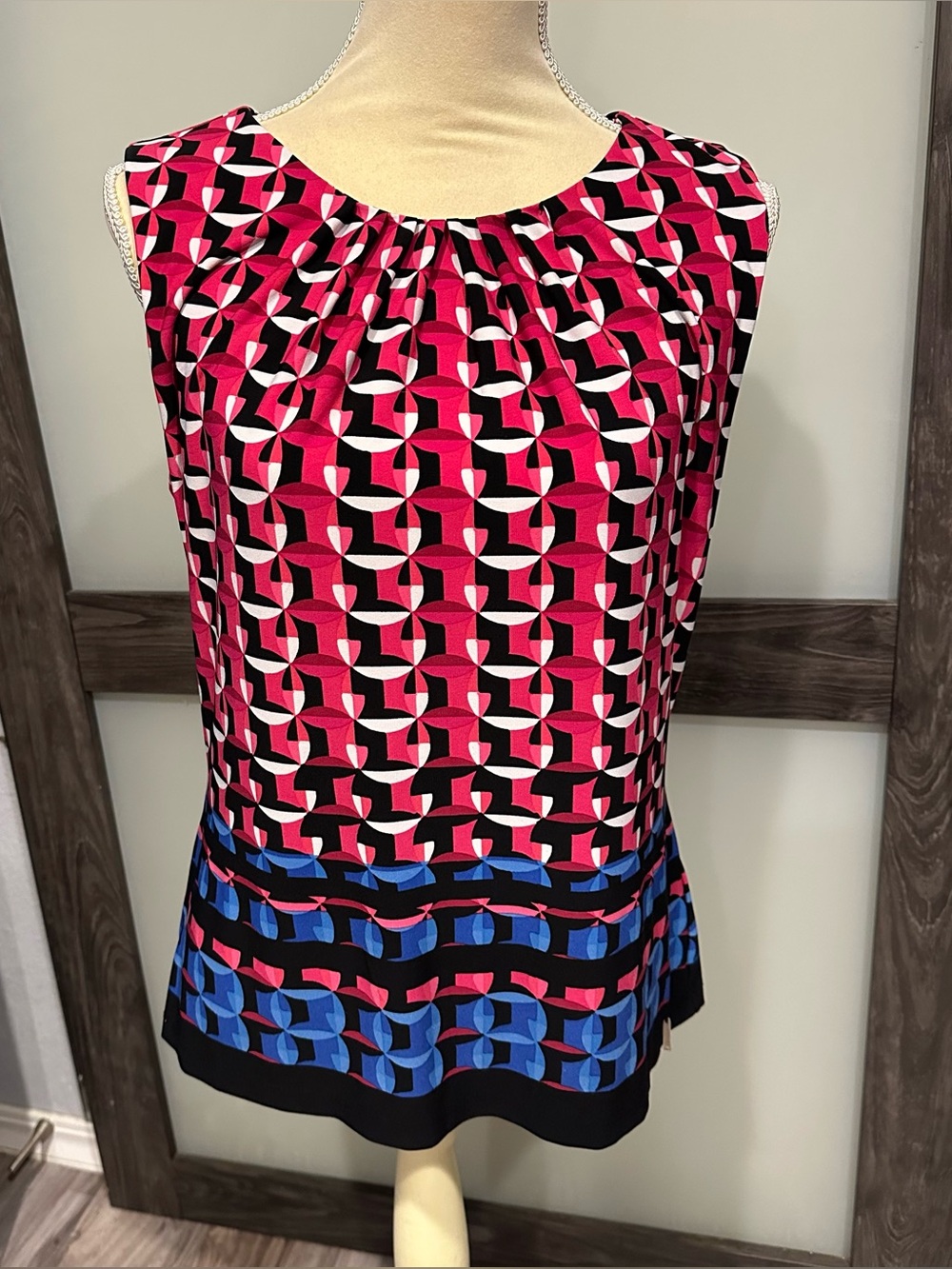 Calvin Klein Red Pink Blue Black Sleeveless Blouse Pleated Neck Geometric Large